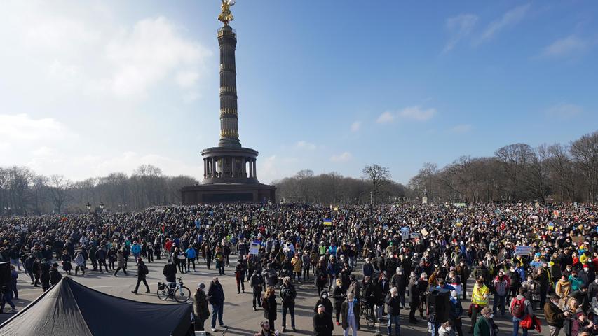 Anti-Kriegsdemo in Berlin: Über 100.000 Menschen gegen den Angriff auf die Ukraine