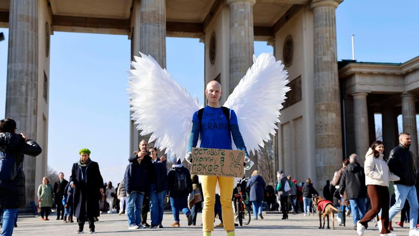 Anti-Kriegsdemo in Berlin: Über 100.000 Menschen gegen den Angriff auf die Ukraine