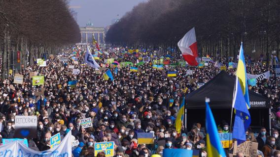 Mehr als Hunderttausend Menschen demonstrieren in Berlin 