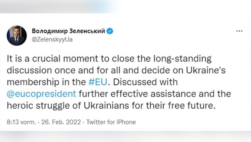 Angesichts des russischen Angriffs fordert der ukrainische Präsident die Aufnahme seines Landes in die Europäische Union. "Es ist ein entscheidender Moment, um die langjährige Diskussion ein für alle Mal zu beenden und über die Mitgliedschaft der Ukraine in der #EU zu entscheiden", twittert Selenskyj am Samstag. Er habe mit EU-Ratspräsident Charles Michel über "weitere wirksame Hilfe" sowie den "heldenhaften Kampf der Ukrainer für ihre freie Zukunft" diskutiert. Angesichts des russischen Angriffs fordert der ukrainische Präsident die Aufnahme seines Landes in die Europäische Union. "Es ist ein entscheidender Moment, um die langjährige Diskussion ein für alle Mal zu beenden und über die Mitgliedschaft der Ukraine in der #EU zu entscheiden", twittert Selenskyj am Samstag. Er habe mit EU-Ratspräsident Charles Michel über "weitere wirksame Hilfe" sowie den "heldenhaften Kampf der Ukrainer für ihre freie Zukunft" diskutiert.