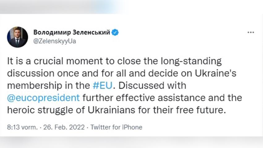 Angesichts des russischen Angriffs fordert der ukrainische Präsident die Aufnahme seines Landes in die Europäische Union. "Es ist ein entscheidender Moment, um die langjährige Diskussion ein für alle Mal zu beenden und über die Mitgliedschaft der Ukraine in der #EU zu entscheiden", twittert Selenskyj am Samstag. Er habe mit EU-Ratspräsident Charles Michel über "weitere wirksame Hilfe" sowie den "heldenhaften Kampf der Ukrainer für ihre freie Zukunft" diskutiert.