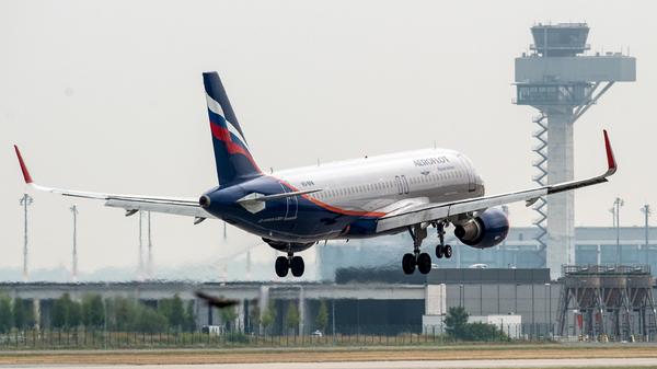 Deutschland sperrt ab dem Nachmittag seinen Luftraum für russische Maschinen. Die Regelung gilt ab 15 Uhr und betrifft Flüge nach Deutschland sowie Überflüge, wie das Bundesverkehrsministerium mitteilt. Auch Belgien, Rumänien, Italien und die Niederlande sperren den Luftraum. Russland hat in der Nacht zum Sonntag seinen Luftraum für Flugzeuge aus einer Reihe von EU-Staaten geschlossen. Nach einer Mitteilung der russischen Luftfahrtbehörde dürfen Maschinen aus Lettland, Estland und Litauen sowie Slowenien nicht mehr nach Russland einfliegen, wie die Agentur Tass berichtet. Am Abend entscheiden dann die EU-Außenminister, dass der Luftraum über den EU-Staaten für russische Flieger komplett geschlossen wird.