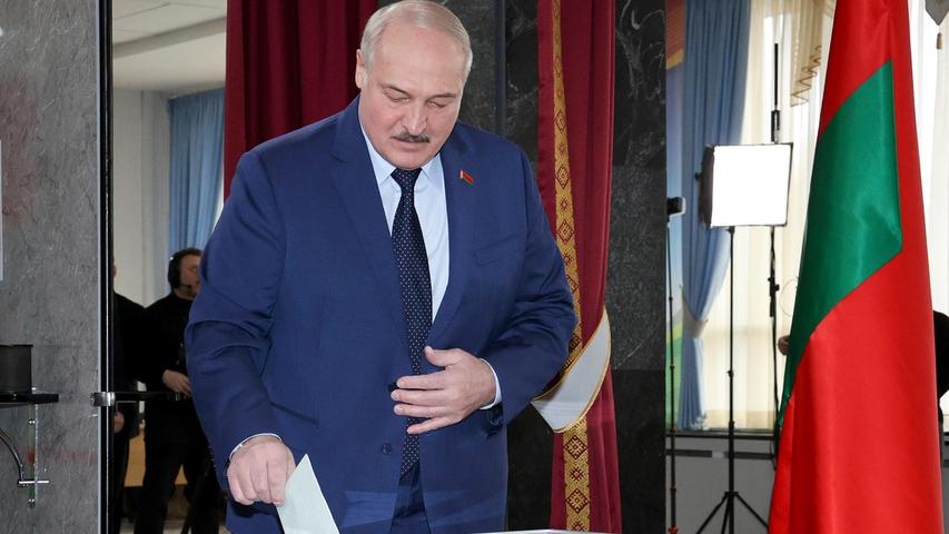 Minsk: Alexander Lukaschenko, Präsident von Belarus, gibt seine Stimme in einem Wahllokal während des Referendums über Verfassungsänderungen ab. Die Belarussen stimmen bei einem Referendum über Verfassungsänderungen ab, die es Lukaschenko ermöglichen könnten, seine Macht bis 2035 zu festigen. Lukaschenko gibt am Sonntag zu, dass auch von belarussischem Gebiet aus zwei Raketen auf die Ukraine gefeuert worden seien.
