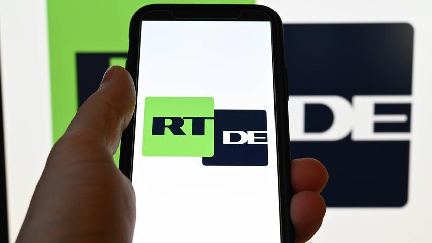 Im Kampf gegen russische Propaganda will die EU die russischen Staatsmedien RT und Sputnik verbieten. Diese würden nicht länger in der Lage sein, Lügen zu verbreiten, um den Krieg des russischen Präsidenten gegen die Ukraine zu rechtfertigen und Spaltung in der EU zu säen, sagt EU-Kommissionspräsidentin Ursula von der Leyen am Sonntag in Brüssel. Die deutsche Politikerin sagt, man arbeite an Instrumenten, die "giftigen und schädlichen Desinformationen in Europa" zu verbieten. Sie sprach von einem einmaligen Schritt. RT steht im Westen immer wieder als Propagandainstrument des Kremls in der Kritik. Zentraler Vorwurf ist, dass der Sender im Auftrag des russischen Staates Verschwörungserzählungen und Desinformationen verbreite. RT weist das zurück. Im Kampf gegen russische Propaganda will die EU die russischen Staatsmedien RT und Sputnik verbieten. Diese würden nicht länger in der Lage sein, Lügen zu verbreiten, um den Krieg des russischen Präsidenten gegen die Ukraine zu rechtfertigen und Spaltung in der EU zu säen, sagt EU-Kommissionspräsidentin Ursula von der Leyen am Sonntag in Brüssel. Die deutsche Politikerin sagt, man arbeite an Instrumenten, die "giftigen und schädlichen Desinformationen in Europa" zu verbieten. Sie sprach von einem einmaligen Schritt. RT steht im Westen immer wieder als Propagandainstrument des Kremls in der Kritik. Zentraler Vorwurf ist, dass der Sender im Auftrag des russischen Staates Verschwörungserzählungen und Desinformationen verbreite. RT weist das zurück.