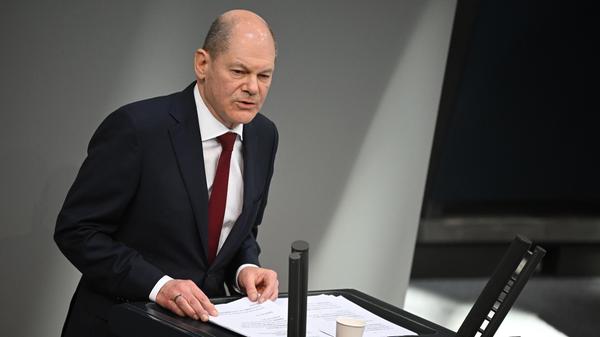 Während in der Ukraine die Kämpfe weitergehen, kommt der Bundestag zu einer historischen Sondersitzung zusammen. Als Reaktion auf den Ukraine-Krieg und die Drohungen Putins gegen den Westen will Deutschland seine Verteidigungsfähigkeit mit Milliardenaufwand erhöhen. Olaf Scholz kündigt am Sonntag in der Sondersitzung ein einmaliges "Sondervermögen" von 100 Milliarden Euro und eine deutliche Aufstockung der jährlichen Verteidigungsausgaben an und spricht von einer Zeitenwende. Nötig sei eine "große nationale Kraftanstrengung". Der Kanzler kündigt zudem den schnellen Bau von zwei Terminals für Flüssigerdgas in Deutschland an, um die Abhängigkeit von russischem Erdgas zu verringern. Als Standorte nennt er Brunsbüttel und Wilhelmshaven. Außerdem solle eine Kohle- und Gasreserve aufgebaut werden.