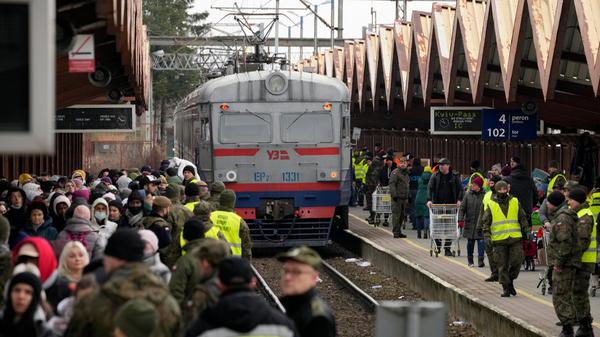 Flüchtlinge aus der Ukraine erreichen am Sonntag den Bahnhof von Przemysl in Polen. Wegen des russischen Angriffs sind nach Angaben des UN-Flüchtlingshilfswerks (UNHCR) etwa 368.000 Menschen auf der Flucht. Die Zahl basiere auf den Daten nationaler Behörden - und sie steige weiter, teilte das UNHCR am Sonntag über Twitter mit. Wie der polnische Grenzschutz mitteilte, kamen allein in Polen mehr als 200.000 Flüchtlinge seit Beginn des Ukraine-Kriegs an.