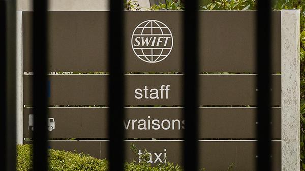 Die bisher weitreichendste Reaktion auf den russischen Angriffskrieg: Deutschland, die USA und andere westliche Partner vereinbaren am Samstag - neben neuen Sanktionen gegen die russische Zentralbank - den Ausschluss bestimmter russischer Finanzinstitute aus Swift. Am Sonntag wird sich auch Japan anschließen. Betroffen sind nach offiziellen Angaben alle russischen Banken, die bereits von der internationalen Gemeinschaft sanktioniert sind. Eine konkrete Liste liegt zunächst allerdings nicht vor. Die Institute sollen von den internationalen Finanzströmen abgeklemmt werden.