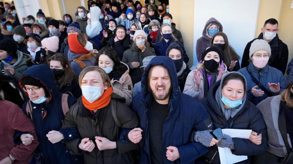 In Russland lässt der Krieg von Wladimir Putin gegen die Ukraine niemanden kalt. "Es herrscht eine bedrückende Stimmung. Viele sind in Sorge, wohin soll das alles führen", sagt Barista Dmitri in einem Coffeeshop in Moskau. Trotz Massenverhaftungen gehen die Menschen in Moskau, St. Petersburg und anderen russischen Städten den dritten Tag in Folge auf die Straße.