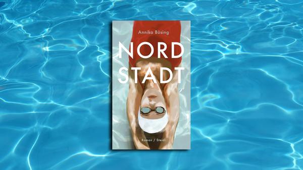 "Ich kenne keinen unfeineren Wichser als unseren Vater." Ja, in dieser "Nordstadt" geht es brutal und unzweideutig zu, traurig obendrein, denn die Liebesgeschichte zwischen der jungen Bademeisterin Nene und dem gehandicapten Schwimmgast Boris wird vieles, bloß nicht süß. Die Gymnasiallehrerin Annika Büsing hat ihren schmalen Roman mit einer starken Frauenfigur – als Debüt beachtlich – Jugendlichen gewidmet, die in ihrer Heimatstadt Bochum auf der Schattenseite des Lebens stehen. (Steidl, 20 Euro) Isabel Lauer