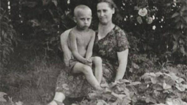 Wladimir Putin wurde am 7. Oktober 1952 in Leningrad geboren, dem heutigen Sankt Petersburg. Die meisten Informationen über seine frühe Kindheit und Herkunft stammen aus seiner Autobiografie, deren Korrektheit teilweise allerdings bestritten wird. Demnach war sein Vater Wladimir Spiridonowitsch Putin Fabrikarbeiter und Mitglied der Kommunistischen Partei. Er kämpfte in der Marine im Deutsch-Sowjetischen Krieg. Putins Mutter, Marija Iwanowna Putina, war ebenfalls Fabrikarbeiterin und hatte die deutsche Belagerung Leningrads von September 1941 bis Januar 1944 überlebt.