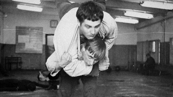 Putin interessierte sich in seiner Kindheit für Kampfsportarten, vor allem Judo. Er brachte es zum Leningrader Stadtmeister und erhielt nach eigener Aussage mit etwa 18 Jahren den schwarzen Gürtel. Auch als Präsident trainierte er noch regelmäßig Judo im Kreml. Nach dem Angriff Russlands auf die Ukraine wurde Putin als Ehrenpräsident des Judo-Weltverbandes suspendiert.