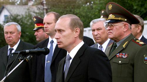 Im August 1999 hatte Präsident Boris Jelzin als Wunschkandidat für seine eigene Nachfolge zum Ministerpräsidenten ernannt. Im März 2000 wurde er dann erstmals zum Präsidenten gewählt. Er musste das Amt allerdings acht Jahre später wieder abgeben – die Verfassung billigte zu dem Zeitpunkt nur zwei aufeinanderfolgende Amtszeiten. Sein Nachfolger wurde der von Putin unterstützte bisherige Vize-Ministerpräsident Dmitri Medwedew. Nach der erfolgreichen Wahl wurde Putin erneut Ministerpräsident und 2012 schließlich Präsident. Er trieb im Sommer 2020 eine Verfassungsänderung voran, die ihm ermöglicht, bis 2036 im Amt zu bleiben.