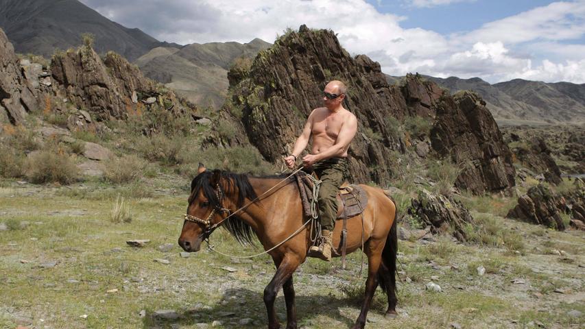 Putin setzt sich immer wieder gern in Szene: Im August 2007 beispielsweise sorgte er mit sorgfältig inszenierten Urlaubsbildern für Aufsehen. Hier präsentierte sich der russische Präsident unter anderem oberkörperfrei auf dem Rücken eines Pferdes. 
