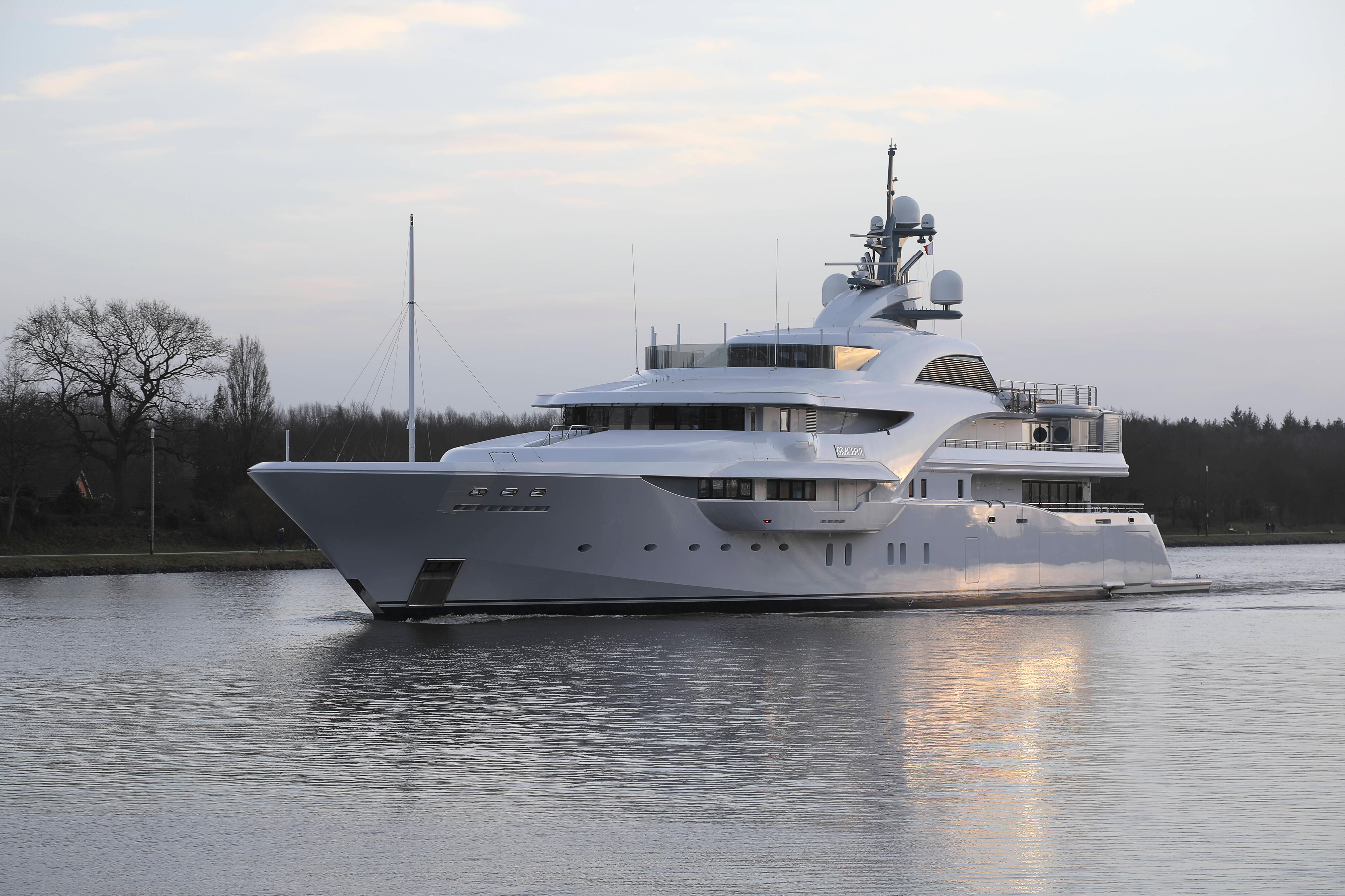 Auch eine 83 Meter lange Luxusyacht soll zum "Fuhrpark" Putins gehören. Der Wert der "Graceful" wird auf rund 100 Millionen Euro geschätzt. Das Schiff wurde im Februar 2022 am Hamburger Hafen gesichtet. Nach Medienberichten verließ die Yacht aber zügig das Land. Offenbar aus Angst vor Sanktionen gegen den russischen Präsidenten.