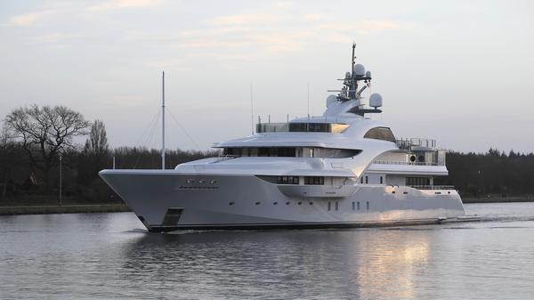 Auch eine 83 Meter lange Luxusyacht soll zum "Fuhrpark" Putins gehören. Der Wert der "Graceful" wird auf rund 100 Millionen Euro geschätzt. Das Schiff wurde im Februar 2022 am Hamburger Hafen gesichtet. Nach Medienberichten verließ die Yacht aber zügig das Land. Offenbar aus Angst vor Sanktionen gegen den russischen Präsidenten.