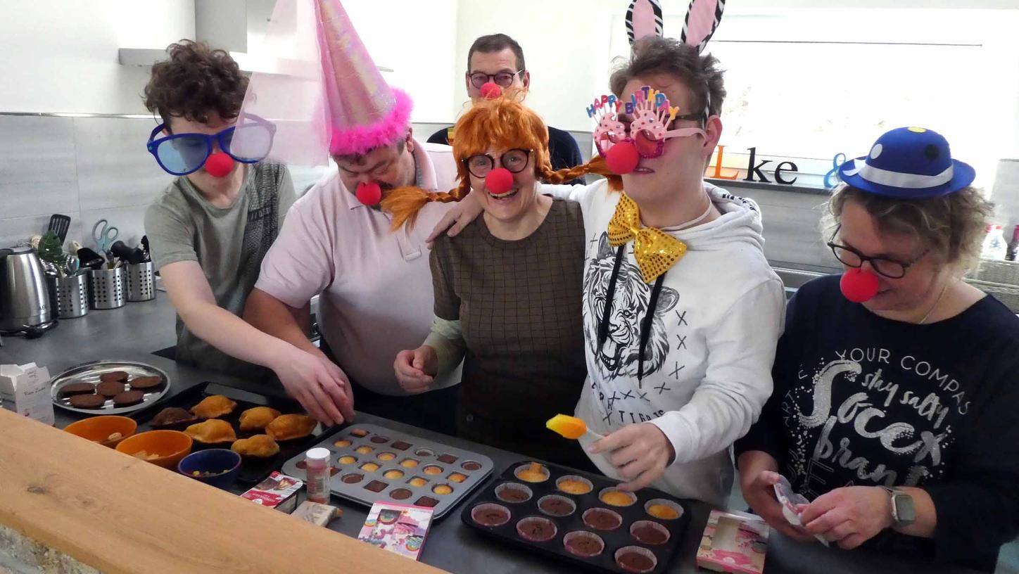 Die Freude ist sichtbar, die Elke Rogler-Klukas (Mitte) und ihre Gäste bei der Muffinaktion hatten.
Die Freude ist sichtbar, die Elke Rogler-Klukas (Mitte) und ihre Gäste bei der Muffinaktion hatten.
