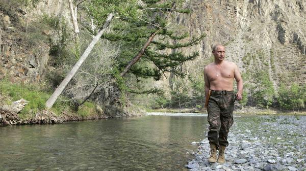 Bei seiner Selbstinszenierung legt der Präsident offenbar großen Wert auf sein Äußeres. Westlichen Geheimdienstinformationen zufolge soll sich Putin 2010 einer operativen kosmetischen Gesichtskorrektur unterzogen haben. Wegen auffälliger äußerer Veränderungen wird vielfach vermutet, dass sich der Präsident bereits mehreren Schönheitsoperationen unterzogen haben soll. Darunter eine Botox-Behandlung und auch die Augenlider sollen gestrafft worden sein.