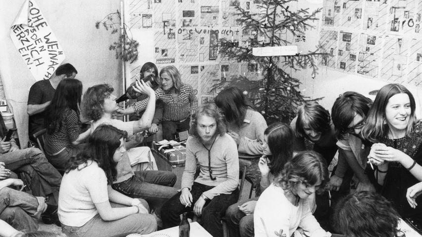 Das KOMM im Sommer 1973. Wenn das mal keine fantasievolle Idee ist: Die Jugendgruppe "Slummies" verspürte Lust auf eine Weihnachtsfeier im Juli.