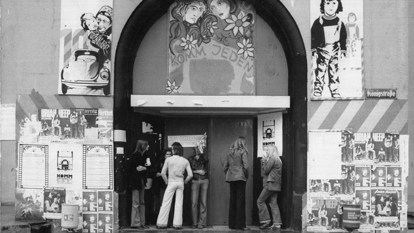 Der Eingang des KOMM im Jahr 1974: Künstlerisch, kantig, cool – manchmal wurde der Besuch aber auch zur Mut- und Nervenprobe.