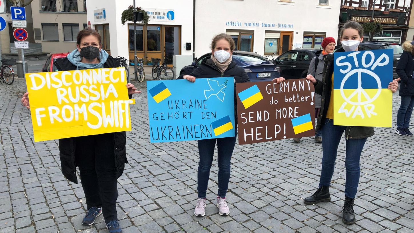 Solidarität mit der Ukraine zeigten diese jungen Frauen bei der Demo in Forchheim.