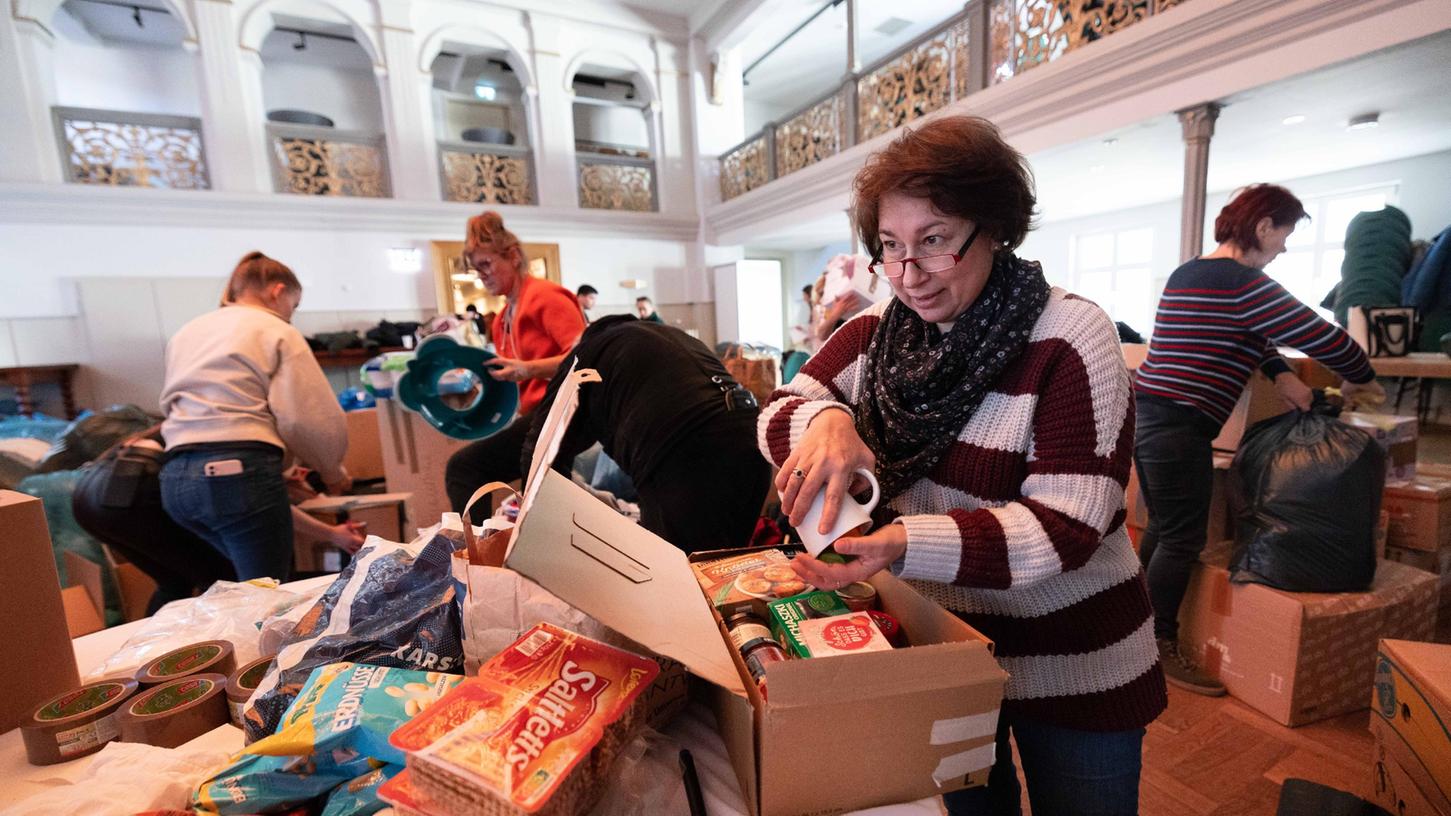 Ein Saal voller Spenden: Im Gasthaus „Grüner Baum“ wurden am Montag immer mehr Kartons und Säcke abgegeben, gefüllt mit Kleidung und anderen Dingen, mit denen Frauen und Kindern aus der Ukraine geholfen werden soll.