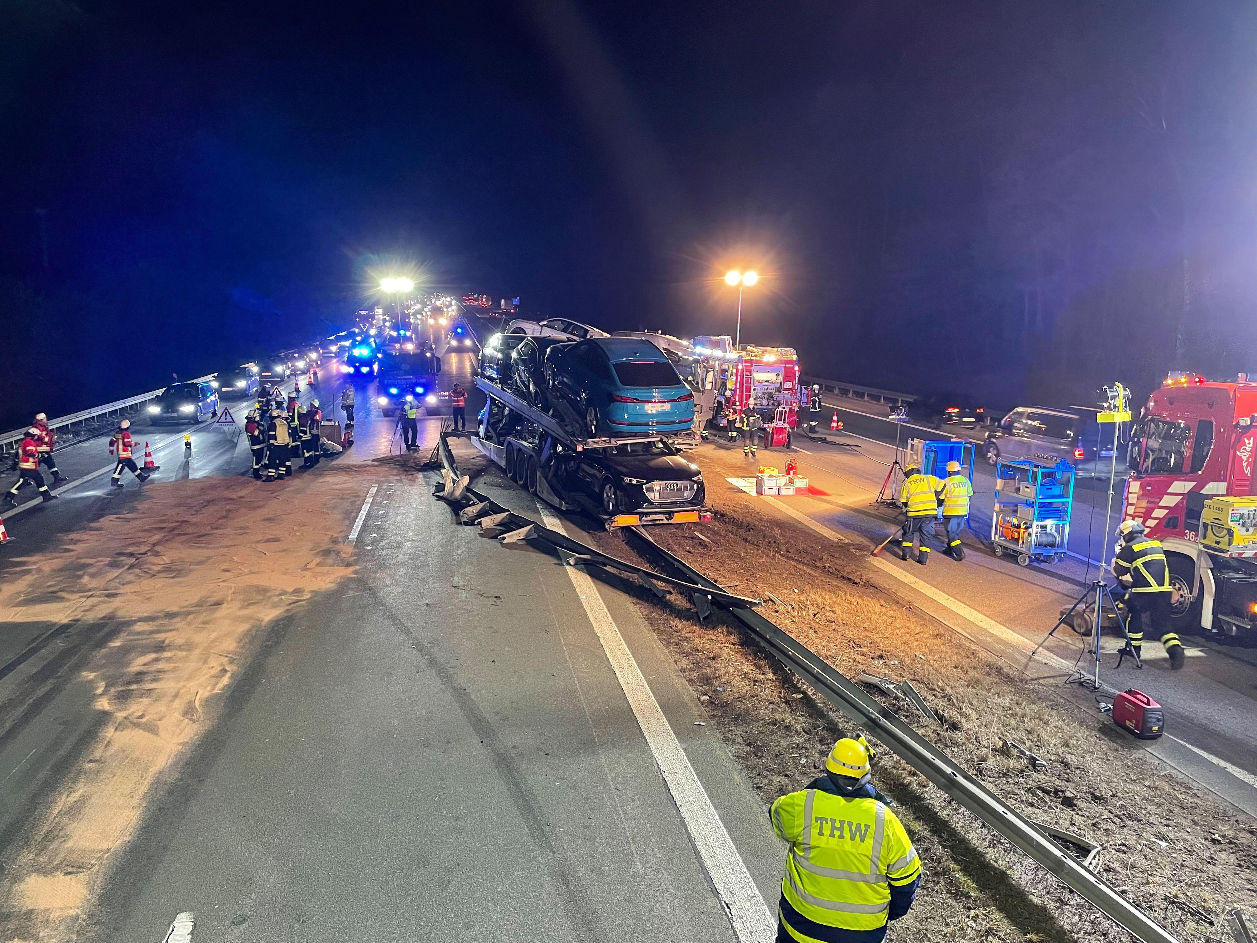 A9 Bei Hilpoltstein: Autotransporter Walzt Mittelleitplanke Nieder ...