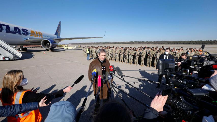 In Nürnberg gelandet: Söder begrüßt US-Soldaten am Airport