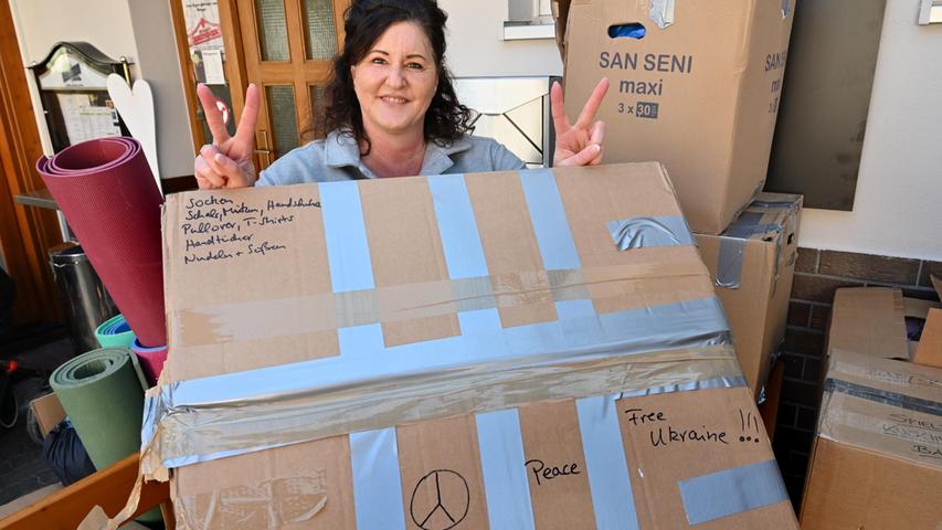 Martina Krusemark hat neben Lebens- und Kleidungsspenden auch eine Botschaft für die Ukrainerinnen und Ukrainer: Ihren Karton hat die Erlangerin mit "Peace" und "Free Ukraine", also mit "Friede" und "für ein unabhängiges Ukraine", beschrieben. 