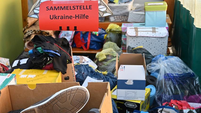 "Sammelstelle Ukraine-Hilfe": Dieses Schild weist auf das Spendenlager beim Gasthaus Krapp in Erlangen hin. 