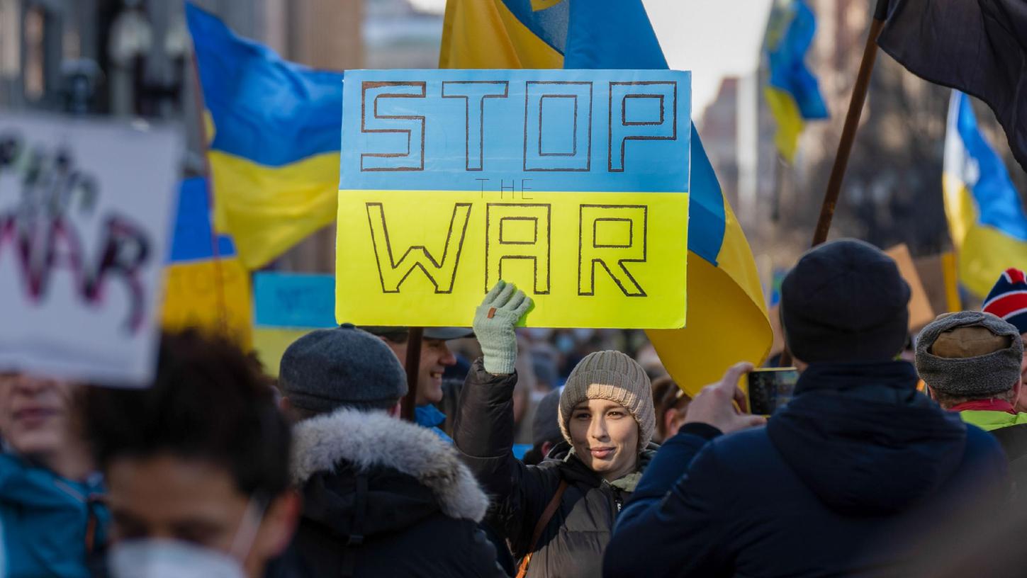 Überall auf der Welt demonstrieren Menschen gegen den Krieg in der Ukraine. Und die Hilfsbereitschaft gegenüber Geflüchteten ist groß. Im Landkreis bündelt nun das Landratsamt die Aktionen.