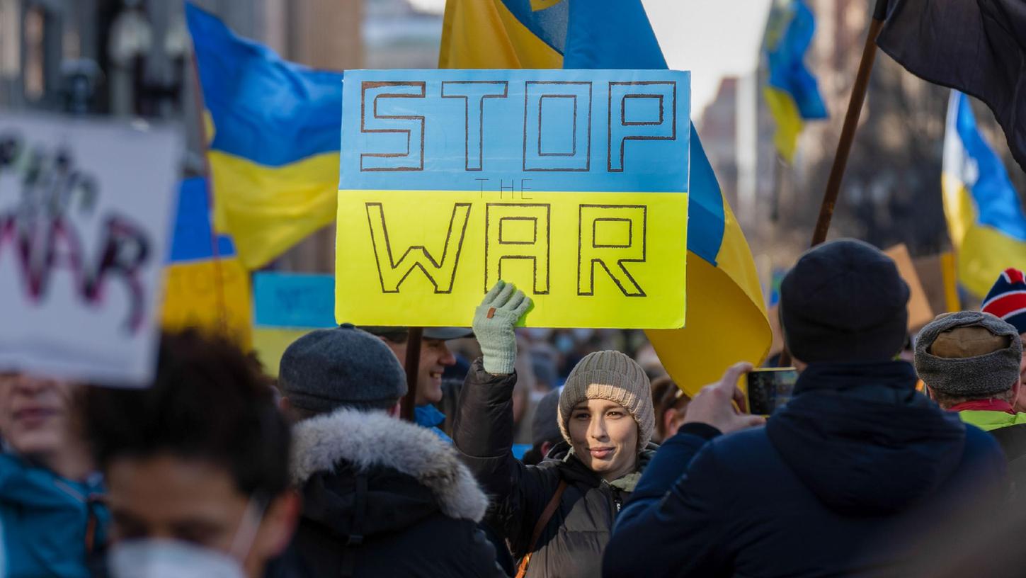 Überall auf der Welt demonstrieren Menschen gegen den Krieg in der Ukraine. Und die Hilfsbereitschaft gegenüber Geflüchteten ist groß. Im Landkreis bündelt nun das Landratsamt die Aktionen. Überall auf der Welt demonstrieren Menschen gegen den Krieg in der Ukraine. Und die Hilfsbereitschaft gegenüber Geflüchteten ist groß. Im Landkreis bündelt nun das Landratsamt die Aktionen.