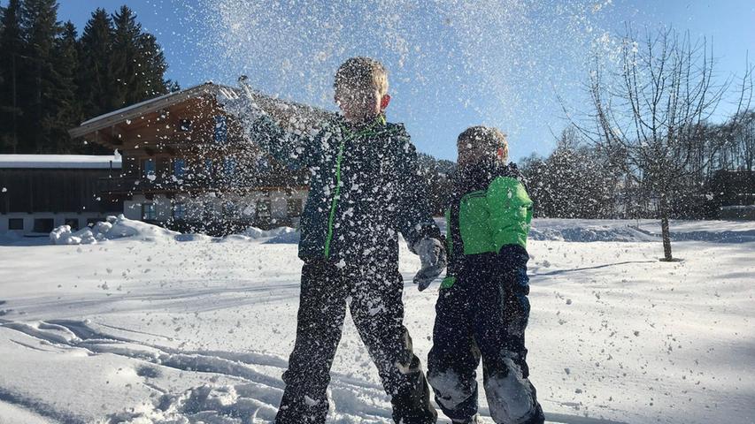 Spaß im Schnee: Fast am Ende der Talabfahrt der Fleckalmbahn lädt Pulverschnee zum Spielen ein.
