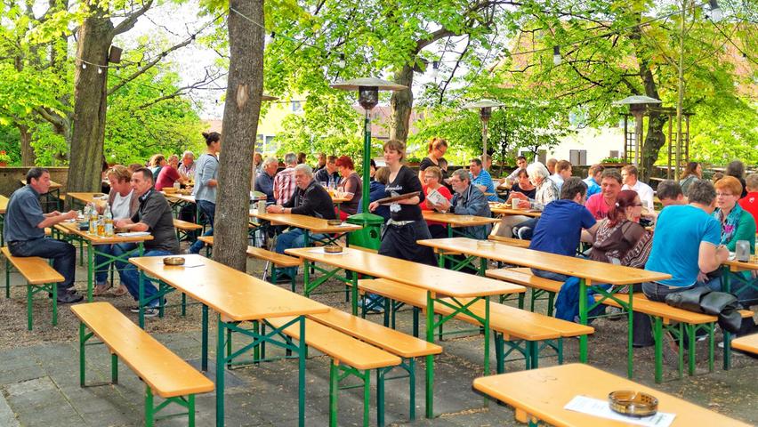 Seit 2002 hat die Oase in der Nürnberger Südstadt mit dem Namen "Landbierparadies" geöffnet. Rund 500 Gäste finden in der Sterzinger Straße Platz und können sich die Zeit mit fränkischen Bieren, Schnäpsen und alkoholfreien Getränken vertreiben. Auf der Speisekarte des Biergarten gibt es einige fränkische Gerichte. // Sterzinger Straße 4-6, 90461 Nürnberg