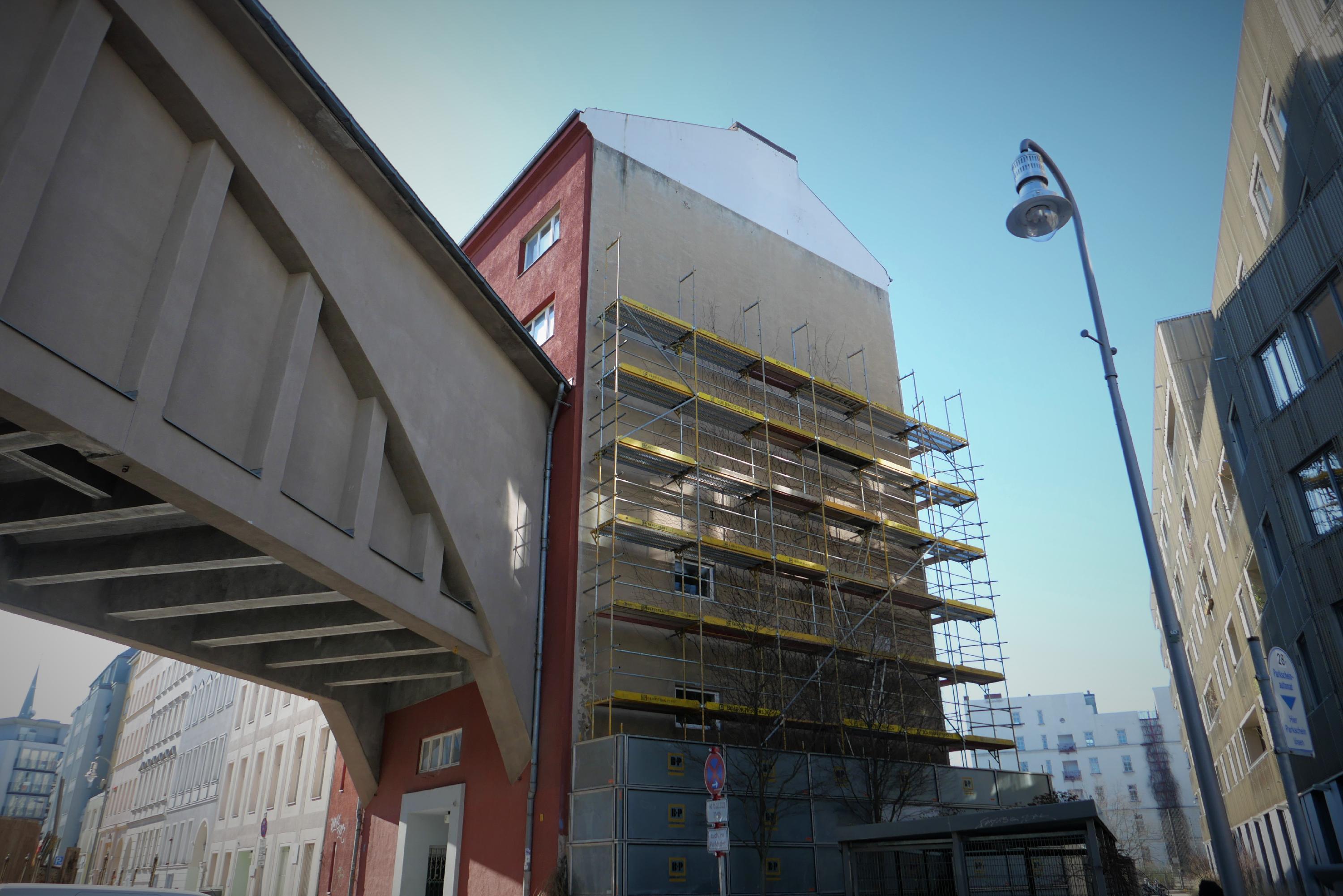 In Berlin-Kreuzberg geht ein U-Bahn-Tunnel mitten durch ein Wohnhaus. Die Bewohner sagen, es gibt Schlimmeres.