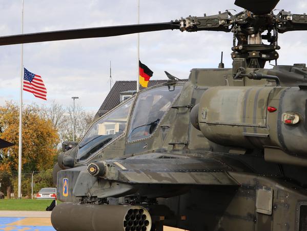 Apache-Kampfhubschrauber sind neben Blackhawk- und Chinook-Transporthubschraubern in Mittelfranken stationiert.