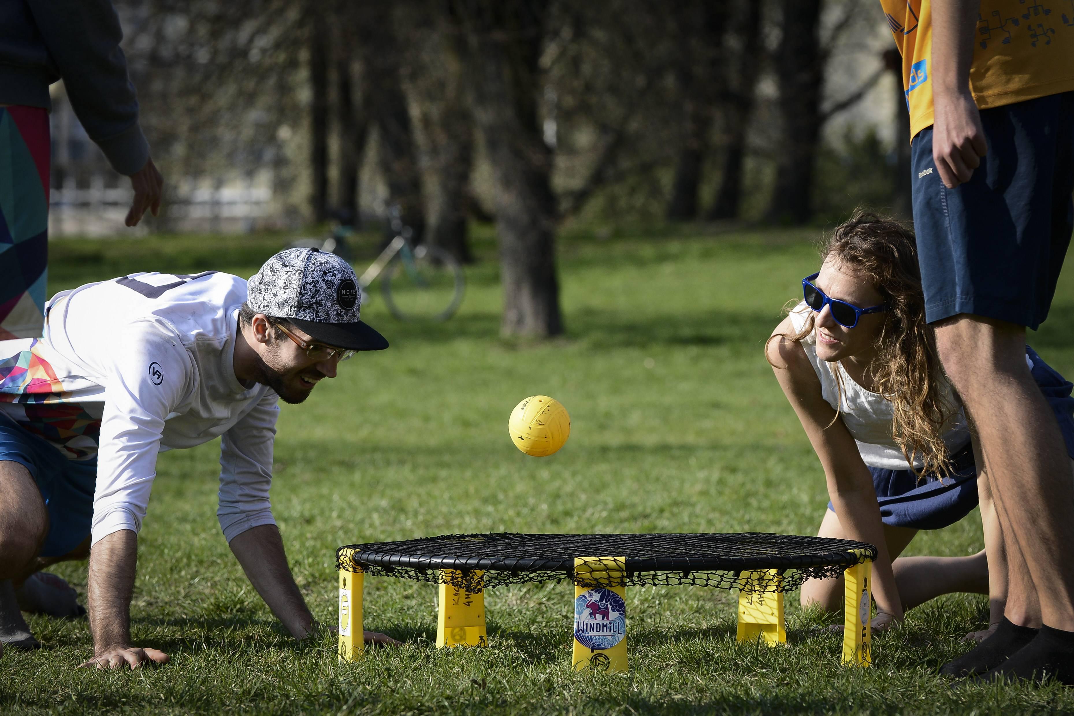 Wer in Nürnberg lebt, keinen langen Trip auf sich nehmen möchte oder kein Auto zur Verfügung hat, kann sich auch ganz in der Nähe gut beschäftigen. Um die Wiese herum kann man gut spazieren und joggen, sich auf der Wiese - bei gutem Wetter - mit Freunden oder Familie perfekt beim Spikeball, Federball oder Frisbee austoben und sich gleich auch noch sportlich betätigen. Wer ganz fleißig ist, kann auch die ganz große Runde die Pegnitz entlang um den Wöhrder See laufen. 