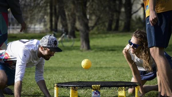 Wer in Nürnberg lebt, keinen langen Trip auf sich nehmen möchte oder kein Auto zur Verfügung hat, kann sich auch ganz in der Nähe gut beschäftigen. Um die Wiese herum kann man gut spazieren und joggen, sich auf der Wiese - bei gutem Wetter - mit Freunden oder Familie perfekt beim Spikeball, Federball oder Frisbee austoben und sich gleich auch noch sportlich betätigen. Wer ganz fleißig ist, kann auch die ganz große Runde die Pegnitz entlang um den Wöhrder See laufen.