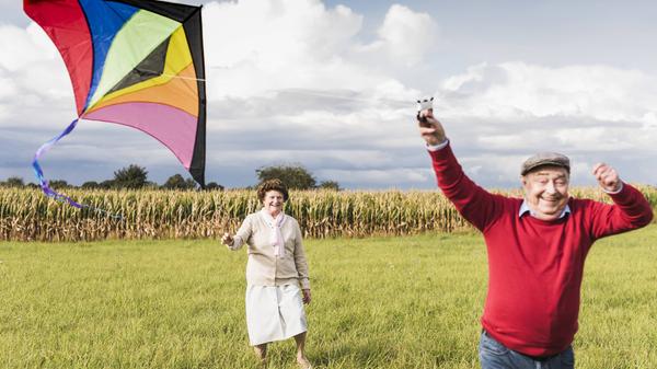 Aktuell sind nur schwache Winde vorhergesagt, für erste Versuche dürfte das aber kein Problem darstellen: Schon ab 12 Stundenkilometer Windgeschwindigkeit können die Drachen fliegen. Und das geht eigentlich überall, wo Wind ist und eine einigermaßen freie Fläche, damit sich der Drachen nicht in Bäumen oder an Häuserdächern verhakt. Beliebt sind um Nürnberg aber unter anderem die Hügel und Wiesen bei Kalchreuth, wohin man aus der Nürnberger Innenstadt mit dem Auto etwas weniger und mit den Öffentlichen etwas mehr als eine halbe Stunde braucht. Außerdem bietet sich der benachbarte Drachenberg, der Schweinauer Buck beim Fernsehturm am Main-Donau-Kanal, der Atzelsberg bei Erlangen oder die Flughafenwiese an. Wer für einen längeren Trip zu haben ist, ist in der Fränkischen Schweiz natürlich auch nicht falsch. Aber ganz wichtig: Informieren Sie sich vorher, ob der Wind ausreicht.