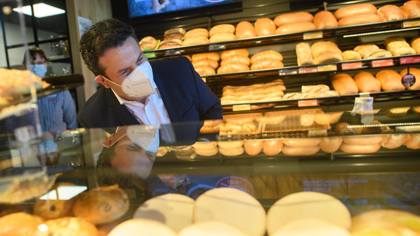 Hubertus Heil (SPD), Bundesminister für Arbeit und Soziales, hinter einem Bäckereitresen. Der Beruf des Bäckereifachverkäufers gehört zu den 50 Jobs, die am meisten von der Erhöhung des Mindestlohns profitieren.
