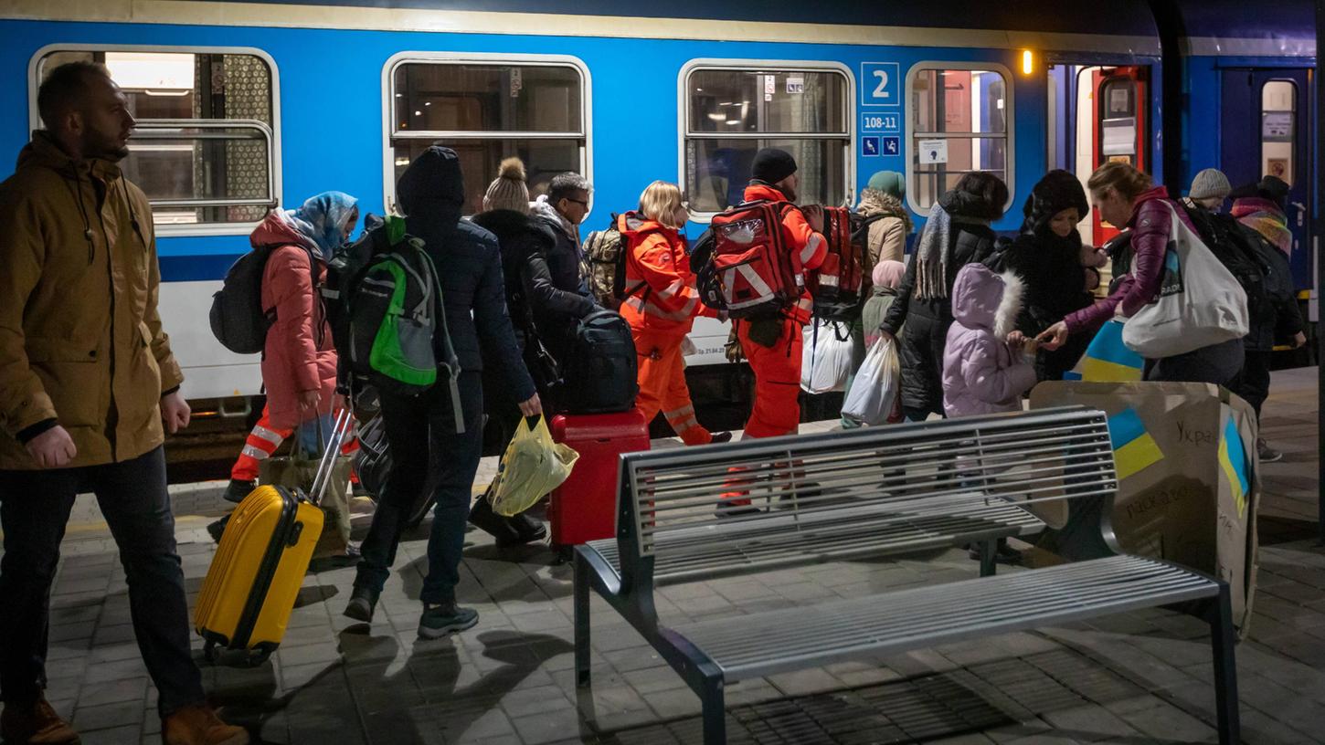 Kriegsflüchtlinge aus der Ukraine verlassen einen Zug im tschechischen Ostrava. 