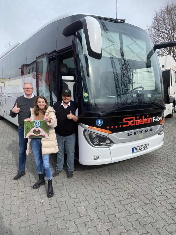 Die Nürnberger Firma Schielein Reisen will per Reisebus Geflüchtete nach Deutschland bringen. Fahrer Holger Schmitt, Geschäftsführerin Julia Hecke-Schielein und Fahrer Jan-Pascal Achenbach haben sich bereits auf den Weg gemacht. . 