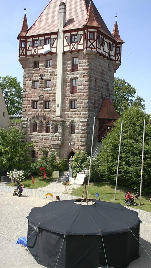 Der nach dem Burgbesitzer (um 1900) und Kammersänger Anton Schott benannte Turm beherbergt heute Hotelzimmer.