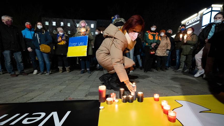 Hunderte Menschen kamen im Fürther Zentrum zusammen, um ihre Unterstützung für die Menschen in der Ukraine zu zeigen. 