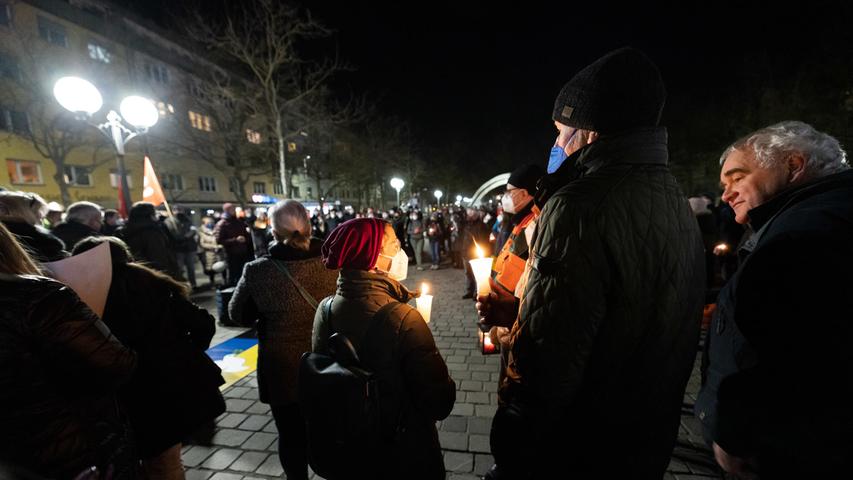 Hunderte Menschen kamen im Fürther Zentrum zusammen, um ihre Unterstützung für die Menschen in der Ukraine zu zeigen. 