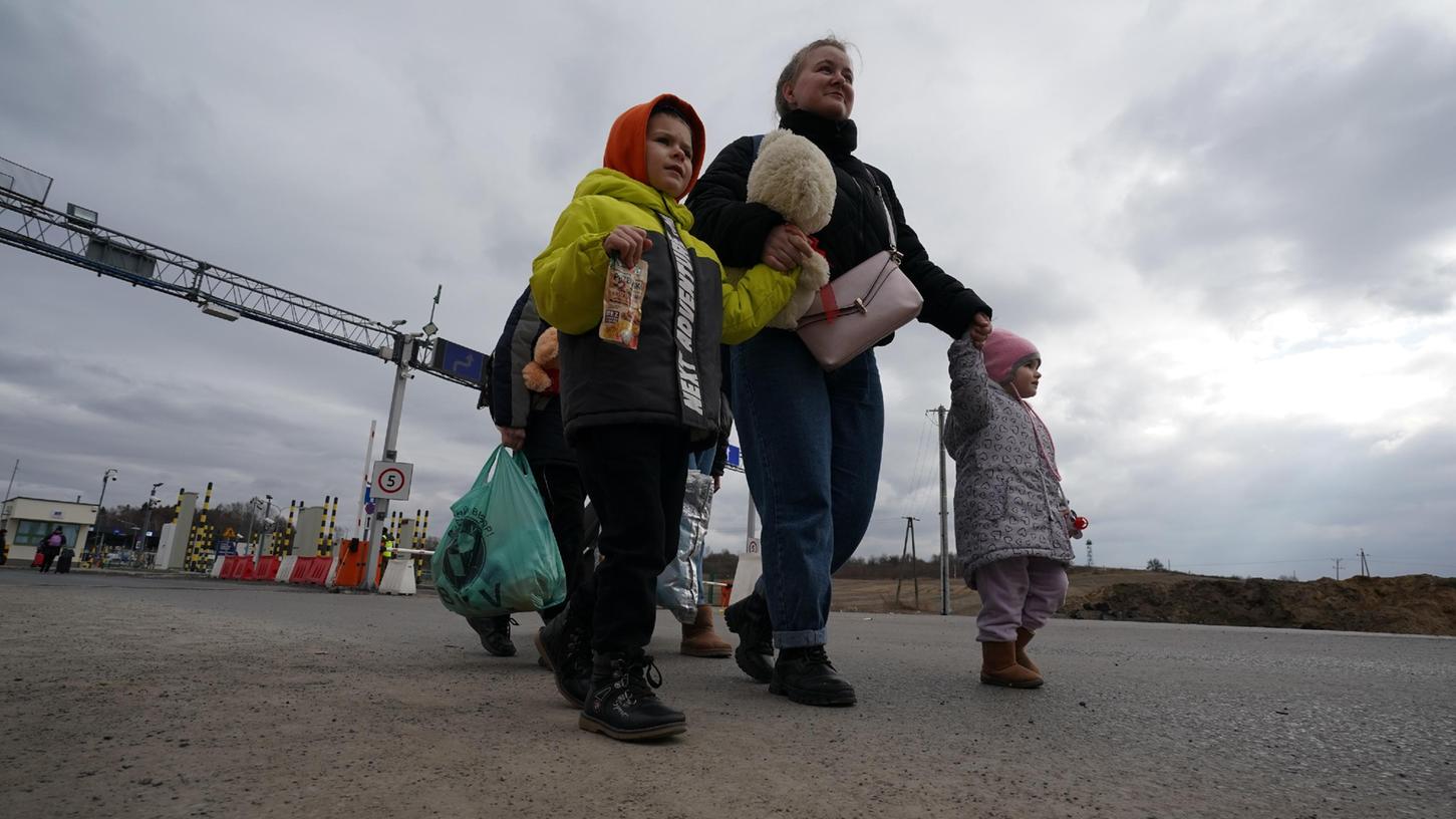 Flüchtlinge nahe der polnischen Grenze. Eine Woche nach Kriegsbeginn sind bereits rund 900.000 Menschen aus der Ukraine geflohen. Zusätzlich kommen in Deutschland gerade auch afghanische Ortskräfte an, die nach der Machtübernahme der Taliban ebenfalls Schutz suchen.