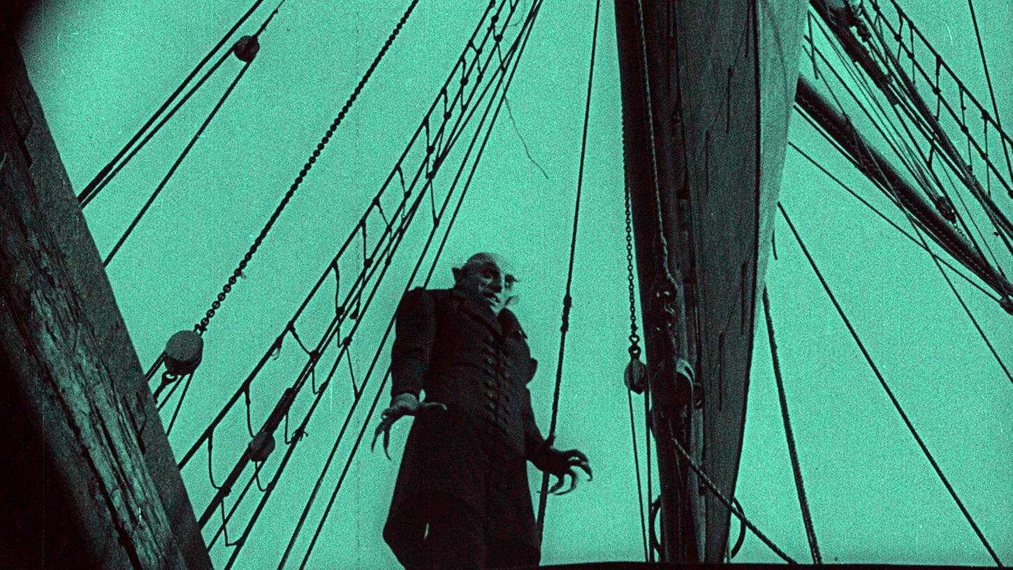 Graf Orlok (Max Schreck) kommt in Wisborg an; mit ihm auf dem Schiff die pestbringenden Ratten.