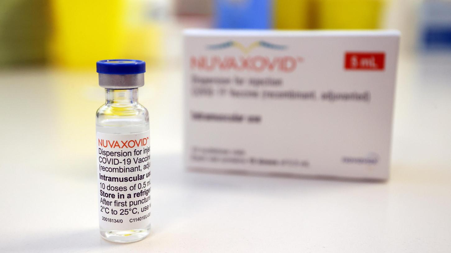 Alternative zu den mRNA-Impfstoffen: Eine erste Lieferung mit 4200 Dosen des neuen Impfstoffs Nuvaxovid des US-Hersteller Novavax ist im Fürther Impfzentrum angekommen.