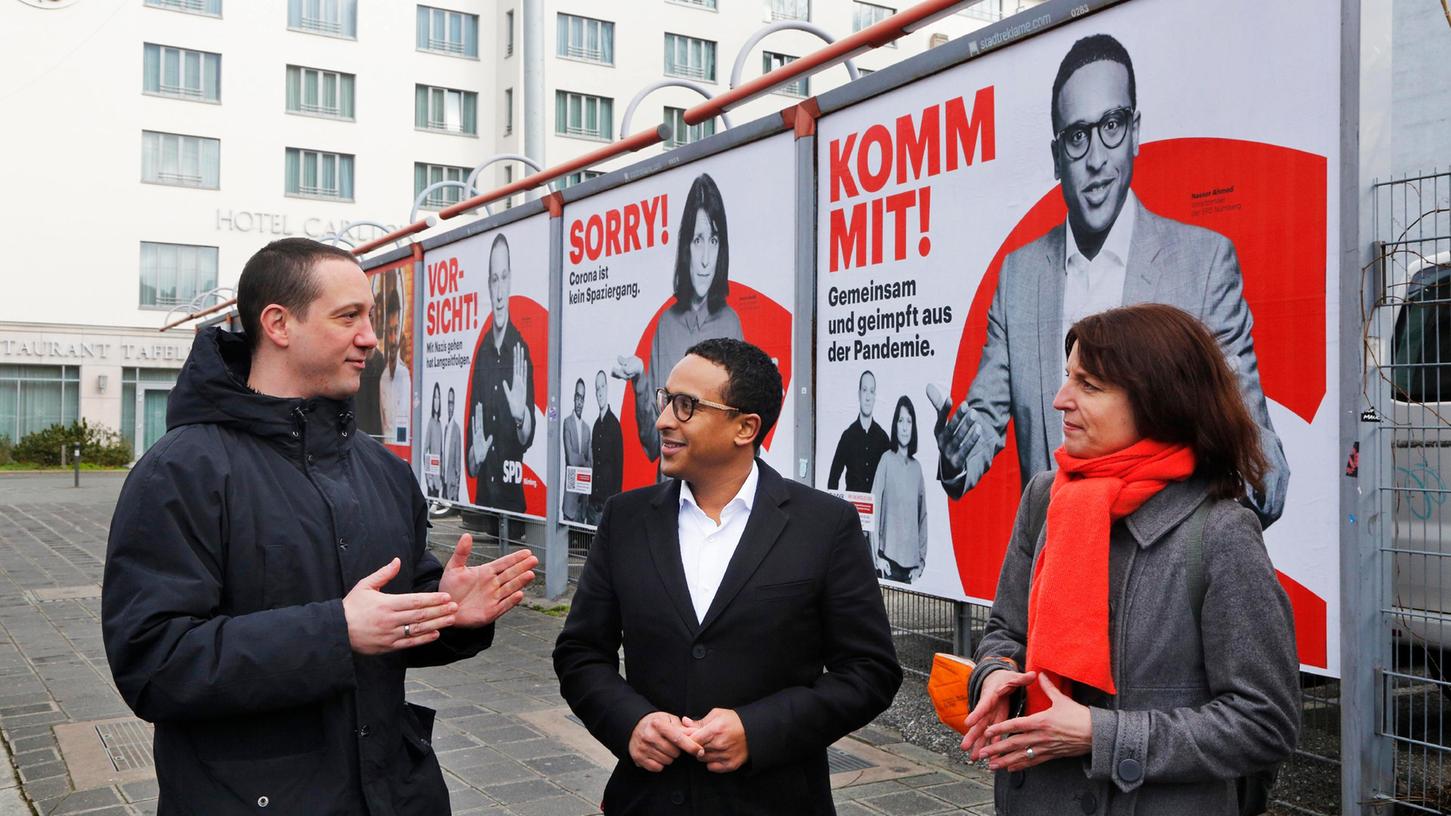 Besonders das Plakat von Bernd Hampel (links) steht in der Kritik. Darauf steht "Vorsicht! Mit Nazis gehen hat Langzeitfolgen". Nasser Ahmed, Vorsitzender der SPD Nürnberg und Kerstin Gardill befürworten die Botschaft.