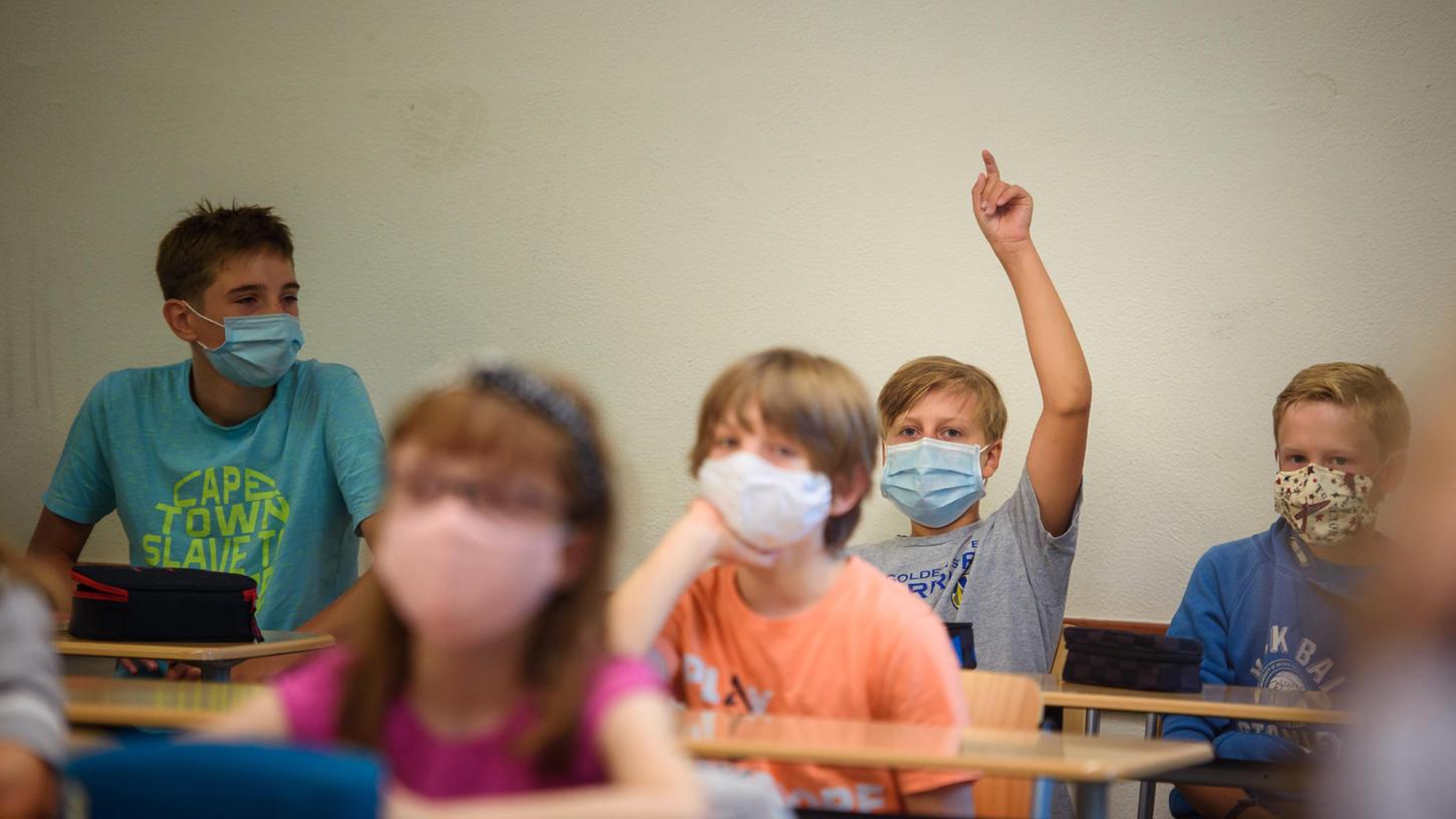 An Bayerns Schulen gilt die Maskenpflicht im Unterricht vorerst weiter. 