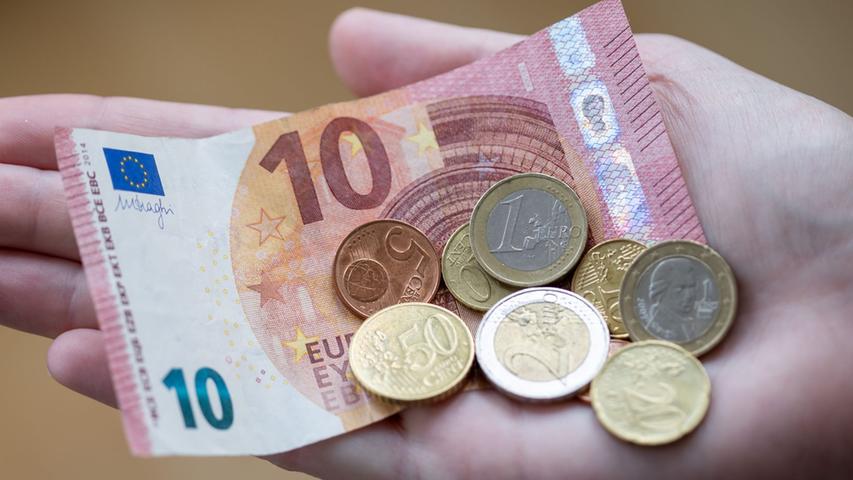 Mit der geplanten Einführung des Bürgergelds Anfang kommenden Jahres wollen SPD, Grüne und FDP die Regelsätze für Bedürftige auf rund 500 Euro erhöhen. Heute erhalten Alleinstehende in der Grundsicherung 449 Euro pro Monat.